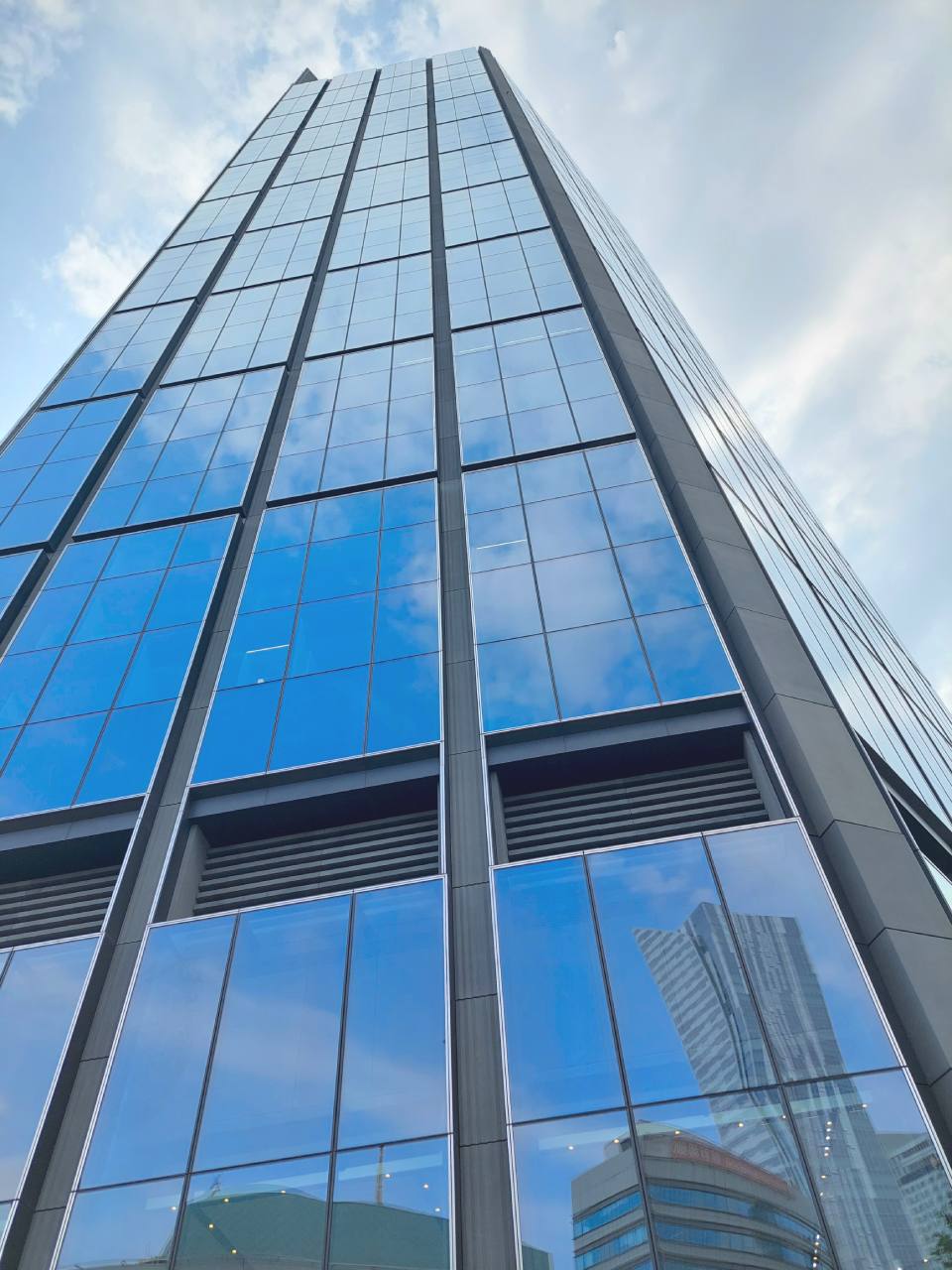 Nowoczesny budynek biurowy w Warszawie.