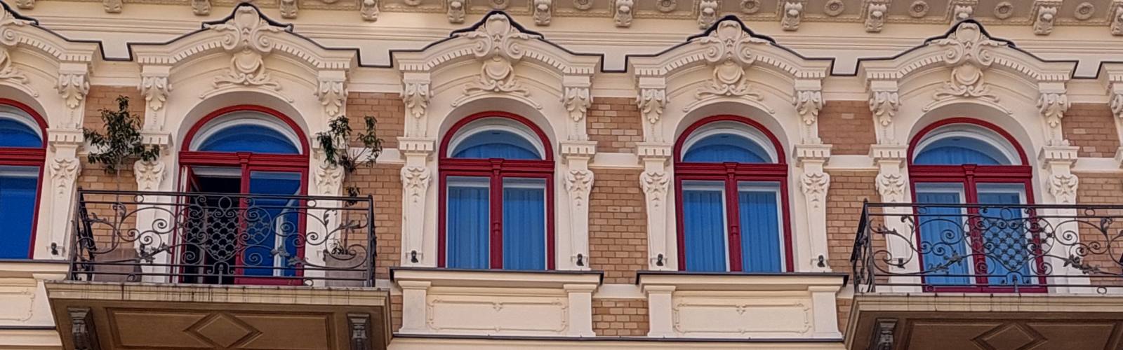 Widok na budynek przy ul. Foksal w Warszawie