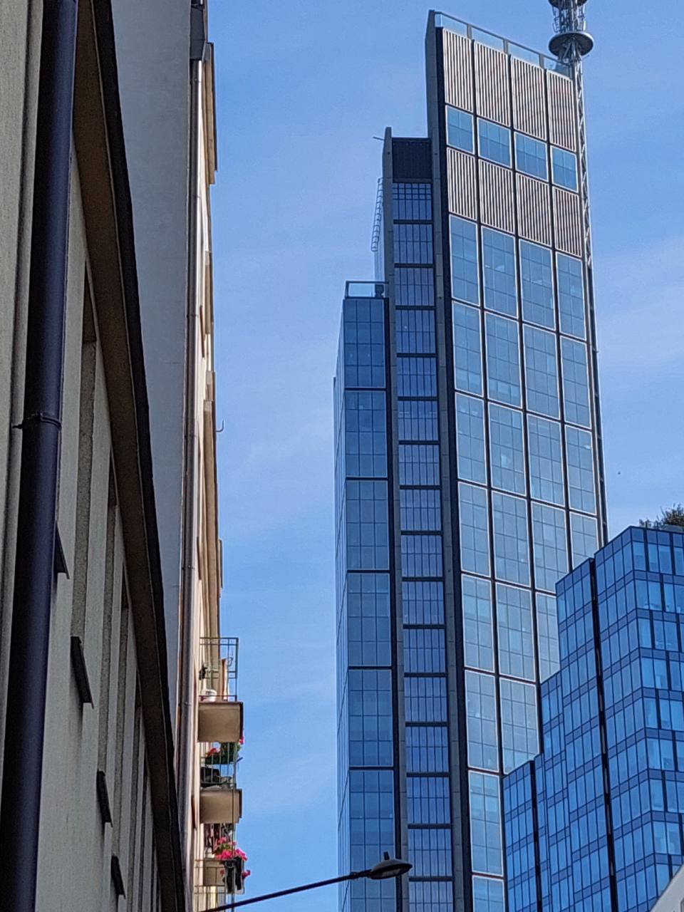 Widok na kamienicę i nowoczesny-biurowiec w centrum Warszawy