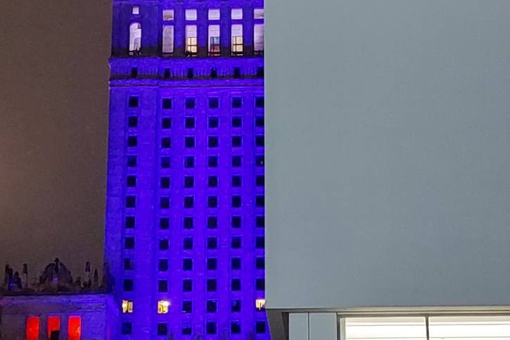 muzem sztuki nowoczesnej na tle pałacu kultury i nauki w warszawie