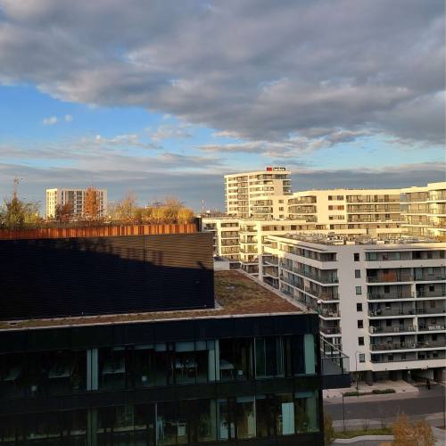 Nowoczesne budynki mieszkalne w Warszawie - widok z budynku Forest