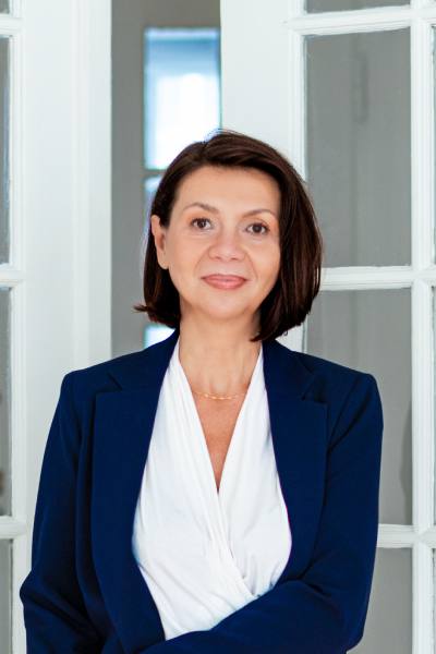 Barbara Bury – pośrednik nieruchomości w Warszawie na tle drzwi kamienicy