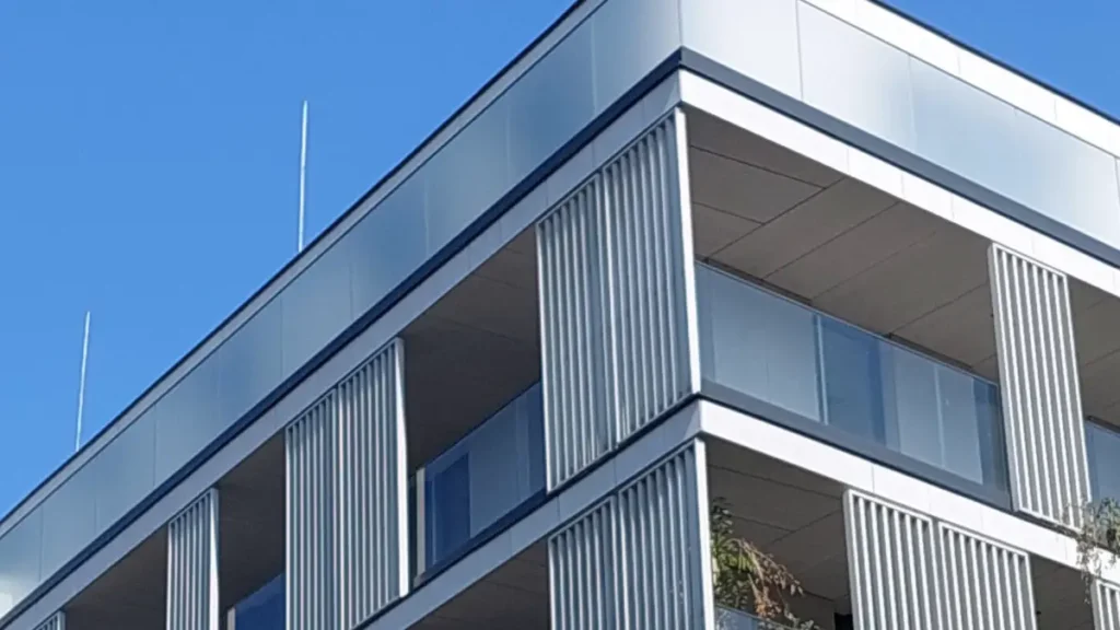 Fasada nowoczesnego budynku mieszkalnego w Warszawie