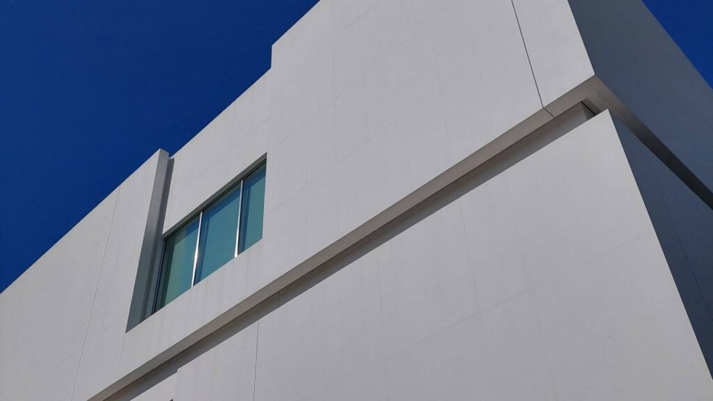 Fragment elewacji Muzeum Sztuki Nowoczesnej w Warszawie, nowoczesna architektura.