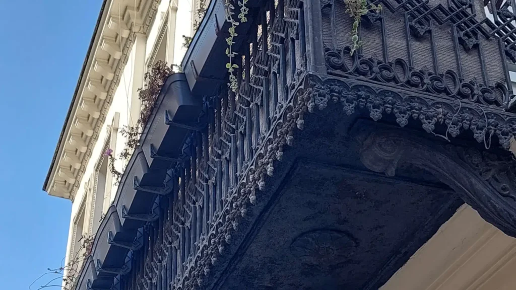 Kamienica przy ul. Ząbkowskiej w Warszawie. Fasada od frontu