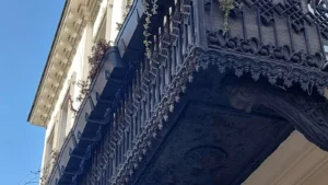 Kamienica przy ul. Ząbkowskiej w Warszawie. Fasada od frontu