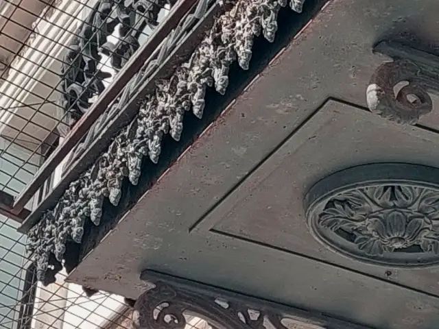 Kamienica w Warszawie, ul. Ząbkowska. Detale balkonu.
