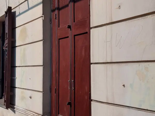 Kamienica w Warszawie, ul. Ząbkowska. Drzwi od frontu.