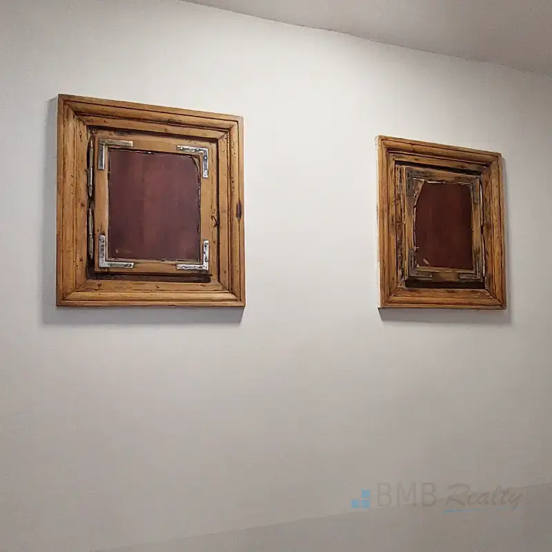 Drewniane detale architektoniczne na ścianie klatki schodowe