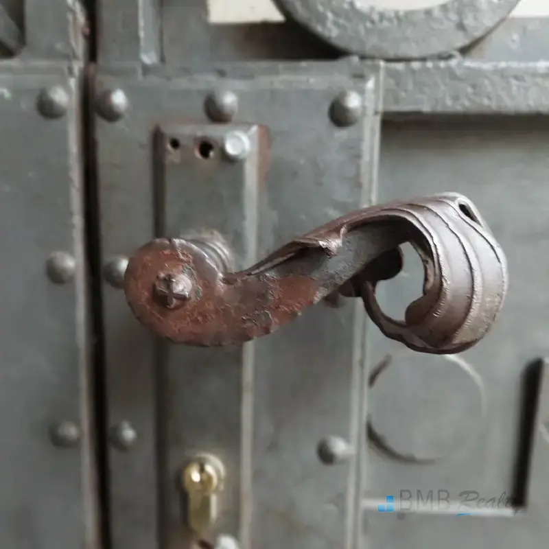 Mosiężna klamka w starej warszawskiej kamienicy - BMB Realty