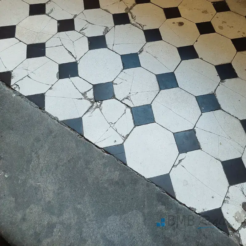 Czarno-biała przedwojenna mozaika podłogowa z rysem czasu