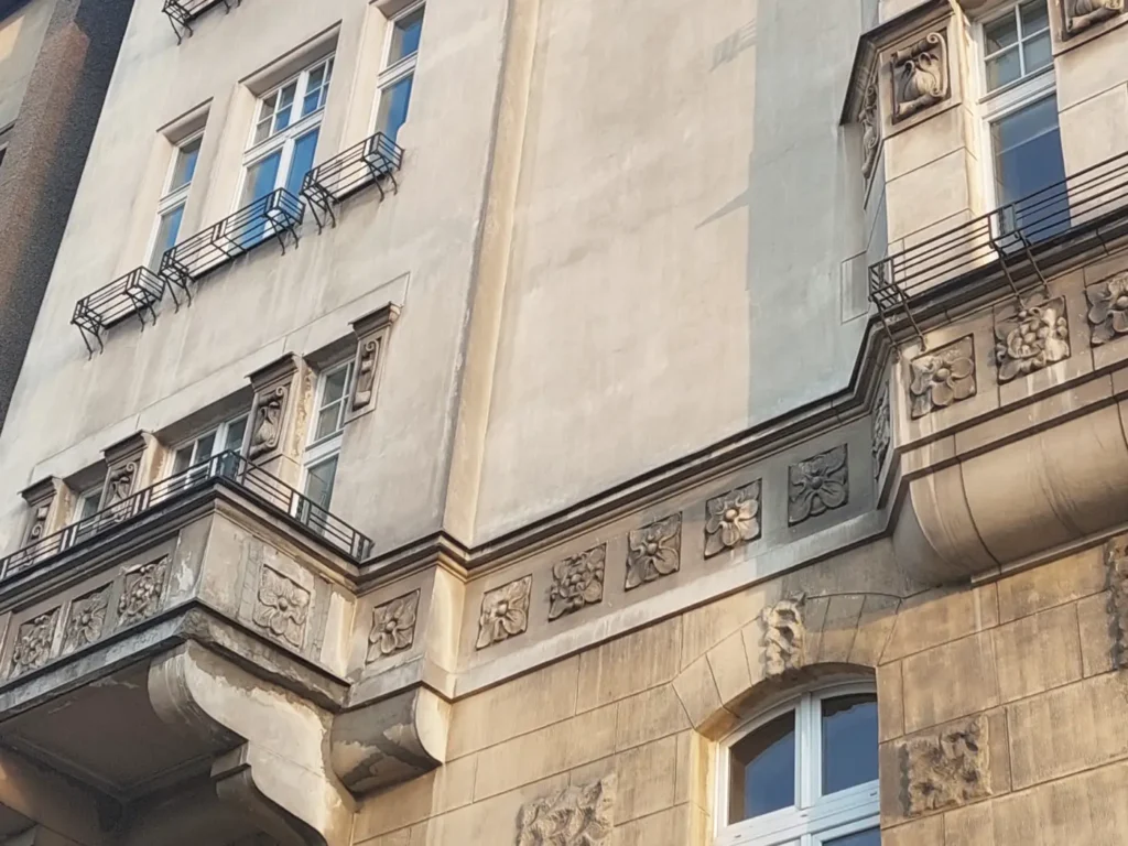 Detale elewacji warszawskiej kamienicy przy Al. Jerozolimskich