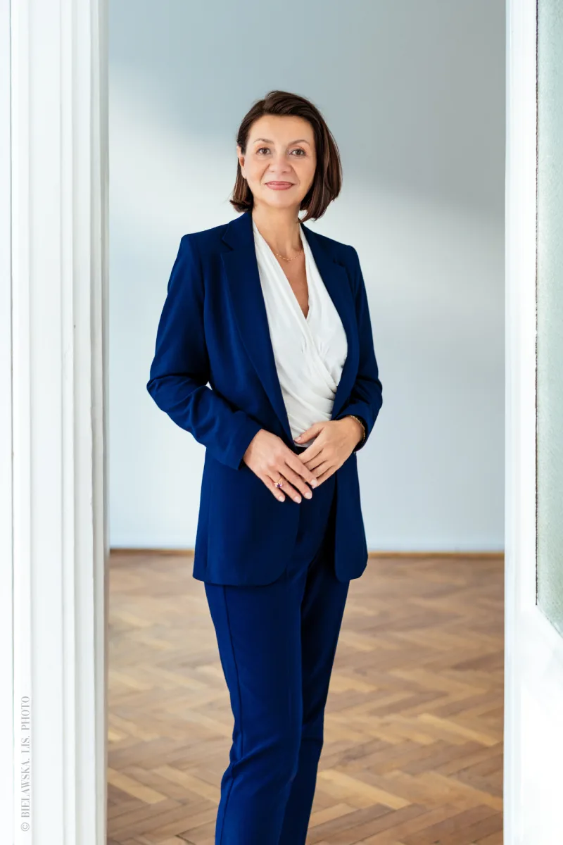 Barbara Bury – pośrednik nieruchomości BMB Realty w mieszkaniu warszawskiej kamienicy